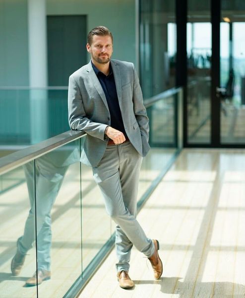 Den Weg von Silos zu Synergien zeigt Mike Kleinemaß, Product Owner Digital Marketing & Sales bei thyssenkrupp materials Services GmbH, in seinem Trendstatement auf.  Das komplette Statement finden Sie in unserem ausführlichen  Trenddossier 2024. (Bild: Mike Kleinemaß)