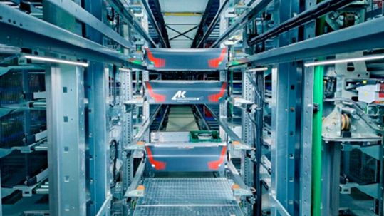 Shuttle-System bei Früchte Jork: Das Tiefkühllager für 26.280 Tablar-Stellplätze beschleunigt die Prozesse enorm.(Bild:  Klinkhammer)