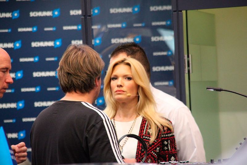 Vorbereitungen auf dem Schunk-Messestand: Gleich beginnt die Talkrunde zwischen der Sky Champions League Chefreporterin Jessica Kastrop, dem Weltklassetorhüter und Schunk-Markenbotschafter Jens Lehmann gemeinsam mit seinem einstigen WM- und Champions-League-Rivalen Gianluca Zambrotta sowie seinem unvergessenen Nationaltrainer Rudi Völler. (Bild: Sonnenberg)