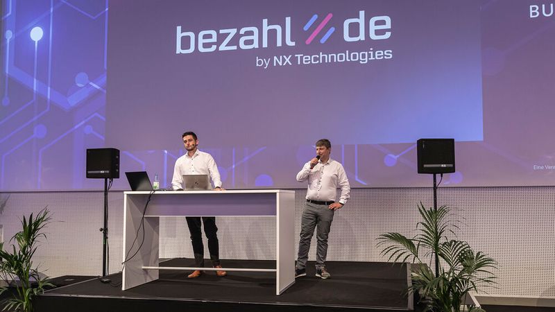Martin Achter von »kfz-betrieb« (r.) stellt hier Daniel Matthae von Bezahl.de vor, der den Zuhörern die Vorteile eines vollautomatisierten Bezahlprozesses erklären wird. (Bild: Stefan Bausewein)