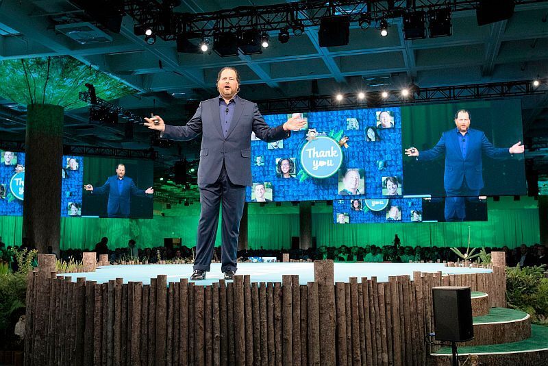 Marc Benioff begrüßte die Besucher und stellte u.a. Einstein in einer virtuellen Animation vor – auf der Bühne. (© 2016 by Jakub Mosur Photography / Salesforce)