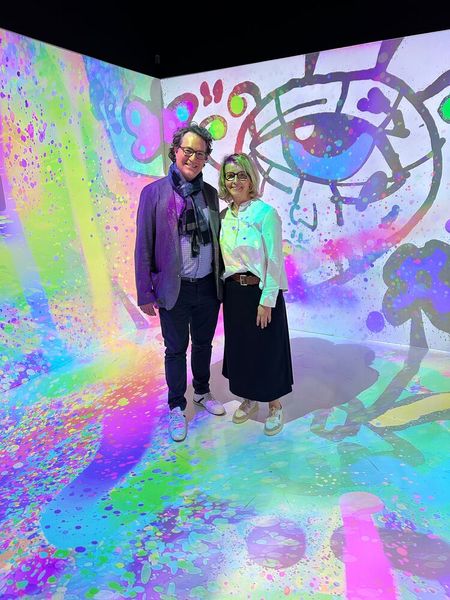 Richtig bunt ging es bei BenQ ab, Volkan Weissenberg mit Stephanie Steen (ITB). (Bild: Vogel IT-Medien)