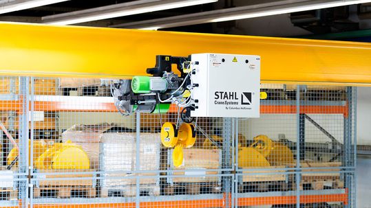 Die kompakten Seilzüge SXF sind eine effiziente, zuverlässige Hebelösung für horizontale und vertikale Lastentransporte in vielfältigen Industrieanwendungen.(Bild:  Stahl Cranesystems)
