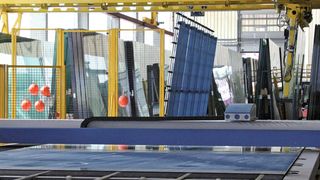 Speed'cut (im Vordergrund) modernisiert den Glaszuschnitt in Kreuzlingen.  (Bild: Bystronic Glass)