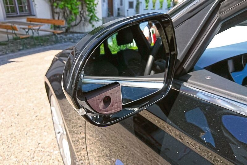 In einem Versuchsfahrzeug von Gentex sind die Kameras in den Aussenspiegeln deutlich erkennbar. Für eine Serienanwendung würden die Sensoren hinter den Gläsern versteckt. (Sven Prawitz/»Automobil Industrie«)