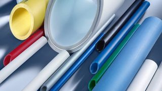 Rohrstücke aus vernetztem Polyethylen. Im Gegensatz zur chemischen Vernetzung kommt das physikalische Verfahren ohne Zusatzstoffe aus. Physikalisch vernetzte Rohre enthalten keine gesundheitsschädlichen Stoffe. Bild: BGS (Archiv: Vogel Business Media)