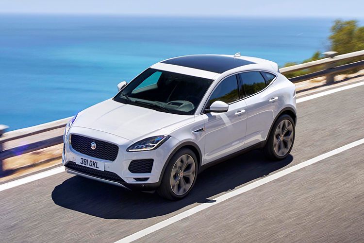 Der E-Pace tritt als dezidiert sportliche Alternative zu Audi Q3, BMW X1 und Mercedes GLA in den Ring der kompakten Premium-Crossover an. (Jaguar)