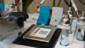 Theion-Versuche mit auf Schwefel basierenden Batteriesystemen. Ein besonderer Vorteil ist, dass das gelbe Sublimat in großen Mengen verfügbar ist – anders als seltene Erden. (Bild: Theion)