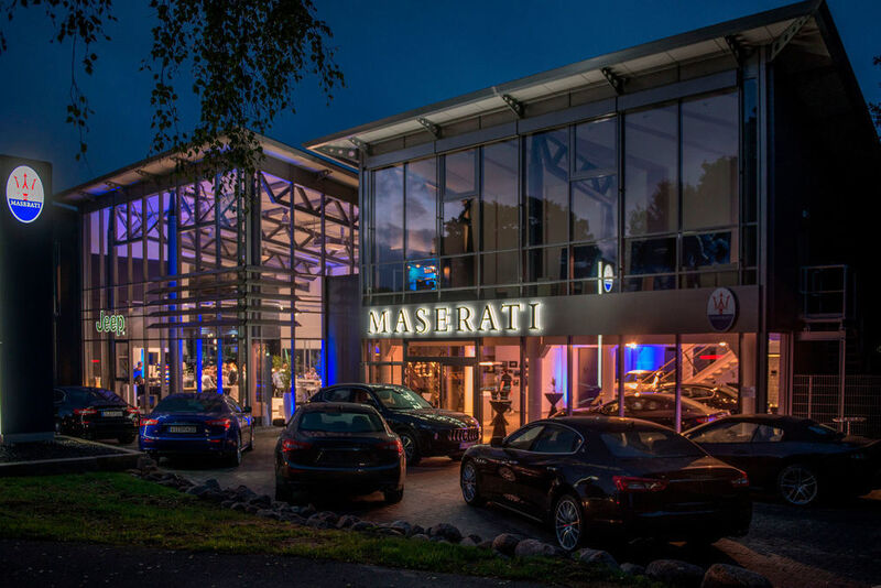 Auch der Jeep-Verkaufsbereich, der an den Maserati-Schauraum angrenzt, wurde vor kurzem nach den aktuellen CI-Richtlinien neu gestaltet. (Autogalerie Schlickel)