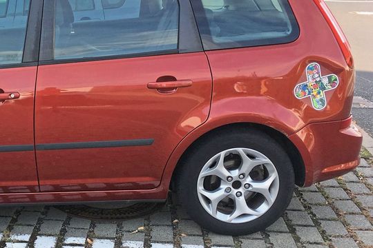 Pflaster statt Ausbeulen: Geschädigte können sich den Betrag für die Unfallreparatur von der Versicherung ausbezahlen lassen. Das Geld muss jedoch nicht zwingend in die Instandsetzung des Schadens fließen.(Bild:  Schweitzer/»kfz-betrieb«)