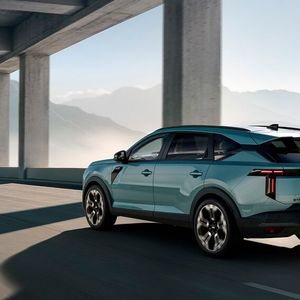 Geplant sind eine Hybridversion, optional auch mit Allradantrieb sowie eine LPG-Variante(Bild:  Dacia)