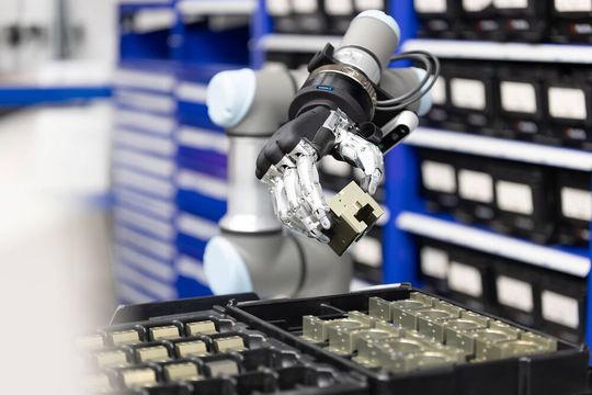 Um sowohl industrielle Abläufe als auch die eigene Zukunft noch besser in den Griff zu bekommen, hat Schunk ein Spin-off aus der Taufe gehoben, das sich um die Entwicklung von humanoiden Greifhänden für Roboter beschäftigt ...(Bild:  Schunk)