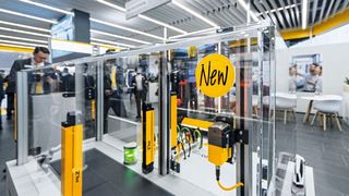 Auf der SPS informiert Pilz, wie Automatisierungslösungen mit Safety und Security den Wandel in der Produktion unterstützen und mitgestalten.  (Bild: Donnerkeil Fotografen)