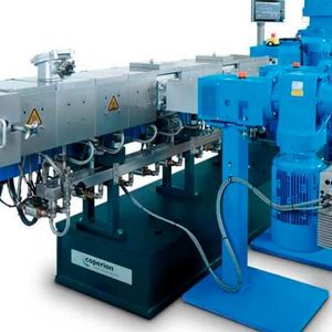 Coperion stellt auf der K 2025 einen Doppelschneckenextruder des Typs ZSK 58 Mc18 vor. Sein Schneckendurchmesser ist 58 Millimeter und er erzielt damit Durchsätze bis zu 2.500 Kilogramm pro Stunde.(Bild:  Coperion)