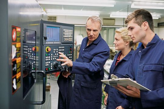 Maschinenbauer können neben ihren Produkten auch ihr technisches Know-how vermarkten. Maschinenbauer können neben ihren Produkten auch ihr technisches Know-how vermarkten.