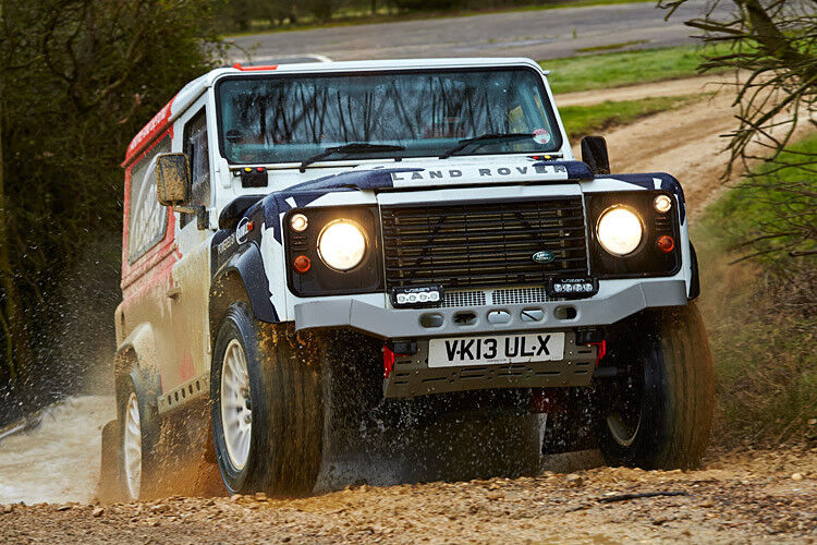 Für die endgültige Rallyetauglichkeit des Landy sorgen leichtere und stabilere Türeinfassungen, Verstärkungen der Schweller und größere Schmutzfänger. (Foto: Land Rover)