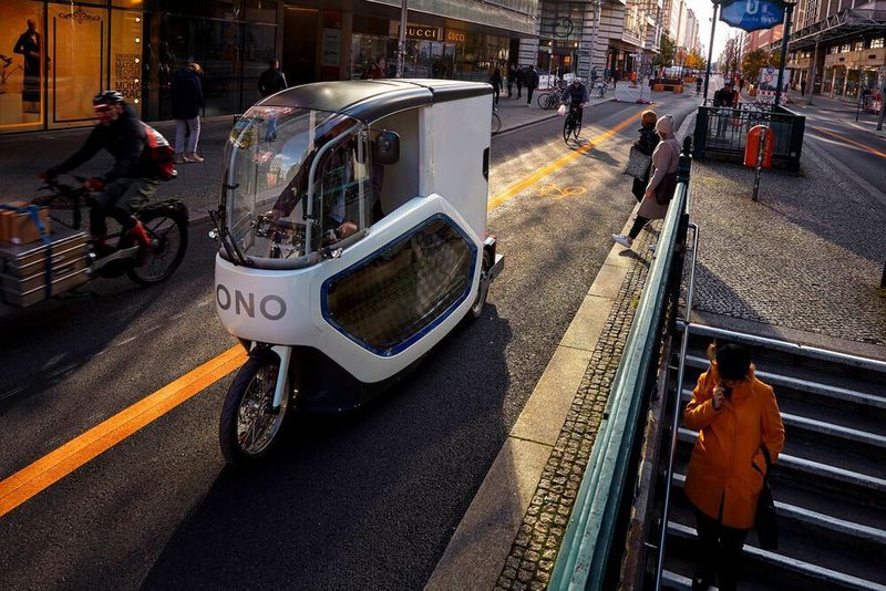 Das E-Cargobike ONO ersetzt Sprinter, Vans und Transporter auf der letzten Meile der Zustellung. Das Besondere: mehr Platz und mehr Witterungsschutz als andere Lastenräder. (Onomotion/Janine Graubaum)