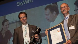 Jurymitglied Prof. Dr. Alois Schaffarczyk (rechts) mit SkyWind Geschäftsführer Frank Richert (links). (HUSUM WindEnergy/Messe Husum & Congress)