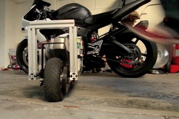 Auch feste Tritten von der Seite gleichen die beiden Gyros aus (Bild: Lit Motors)