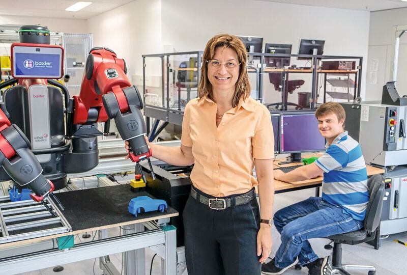 Prof. Dr.-Ing. Iris Gräßler und Alexander Pöhler arbeiten mit dem Roboter Baxter im Smart Automation Laboratory der Universität Paderborn. (Universität Paderborn/Johannes Pauly)