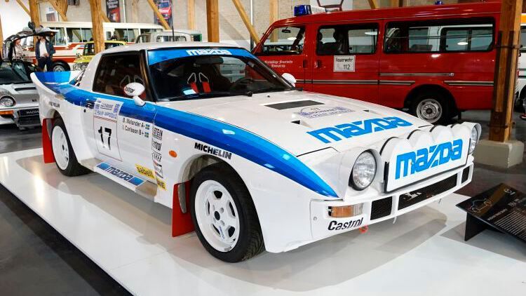 Auch auf den Rallyepisten der Welt wolle Mazda die Haltbarkeit seiner Wankelmotoren demonstrieren. Als einziges Rallyeauto mit Kreiskolbenaggregat ging zu Zeiten der legendären Gruppe B der RX-7 an den Start. Sein Motor leistete 300 PS. Dennoch vermochte der RX-7 gegen bis zu 500 PS starke Allradmonster kaum etwas auszurichten. Einen Achtungserfolg in Form eines Podiumsplatzes fuhr er jedoch bei der Rallye Akropolis 1985 ein. (Bild: Dominsky/»kfz-betrieb«)