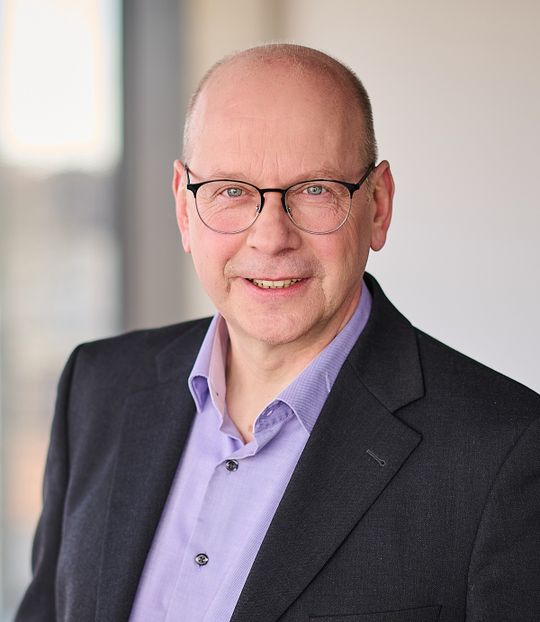 Stefan Weskamp, Geschäftsführer der Megla GmbH: "Unsere Kunden wollen keine Pilotprojekte, sondern Ergebnisse, die im Betrieb standhalten. Mit GEC als Plattformpartner können wir jetzt den kompletten Weg anbieten."(Bild:  Megla GmbH)