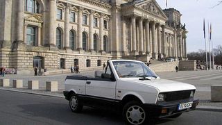 Das Yugo Cabrio kam 1989 erstmals in Deutschland auf den Markt. Wie Skoda hatte der „Wind of Change“ das Fabrikat in den Westen geweht. Yugo war aber lange nicht so erfolgreich wie die Tschechen und hat heute Seltenheitswert. (Bild: YugoCabrio.JPG / Made in Yugoslavia / CC BY 3.0)