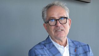 Burkhard Weller im neuen Headquarter der Wellergruppe in Berlin.  (Bild: Michel – »kfz-betrieb«)