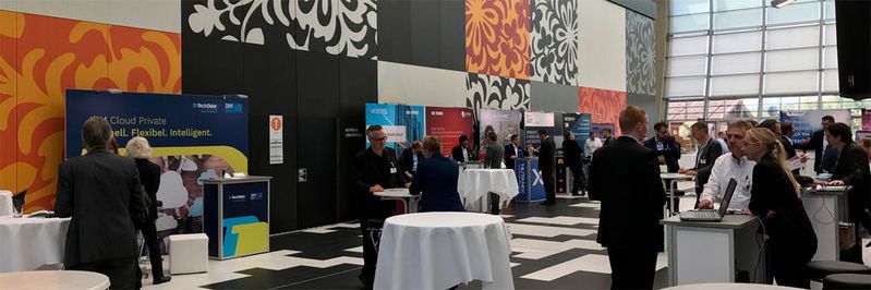 In der Ausstellungshalle auf der Cloud 2018 Technology & Services Conference in Bonn war genug Zeit und Raum für vertiefende Gespräche.(Bild:  Wilfried Platten / VIT)