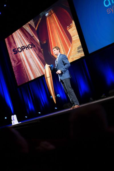 CEO Kris Hagerman stellte auf der Partnerkonferenz ein Longboard im Sophos-Style vor. (Bild: www.hamann.photo)