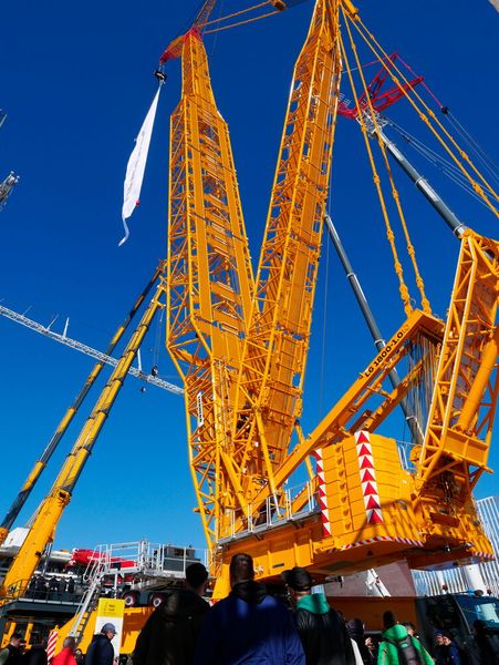 Auch dieser Kran war 2019 schon in München: Der LR 1800-1.0 von Liebherr. Seine maximale Tragkraft beträgt 800 Tonnen. (Bild: Sandro Kipar/VCG)