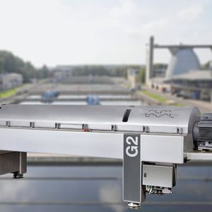 Bild 1: Typische Dekanterzentrifuge mit zwei Antrieben für Trommel und Förderschnecke.