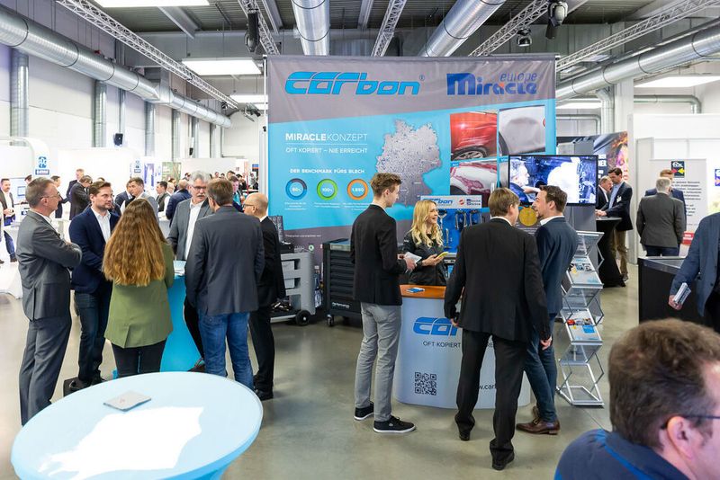 ...Carbon bot einen Gesamtüberblick auf Produktportfolio und die Verlosung der 20 Werkstattwagen,... (Stefan Bausewein)