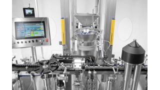 Stopfenzuführung im Isolator: noch ohne Handschuhe (Bild: Ph.Cravarezza_Fabio)