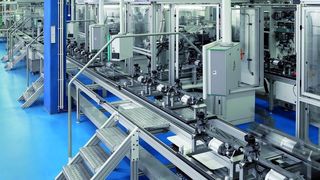 Bild 1: Werkstückträgerzuführung mit dem Transfersystem aus dem Hauptumlauf zu den taktentkoppelten Prozessstationen. (Archiv: Vogel Business Media)