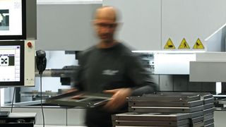 Der Metallbauer  Riguzzi in Felben im Thurgau steuert und überwacht seine innerbetrieblichen Prozesse an den Blechbearbeitungsmaschinen, darunter die einzige in der Schweiz installierte Gesenkbiegepresse Tru Bend 7030, inzwischen durchgängig digitalisiert.  (RUBEN SPRICH / Trumpf)