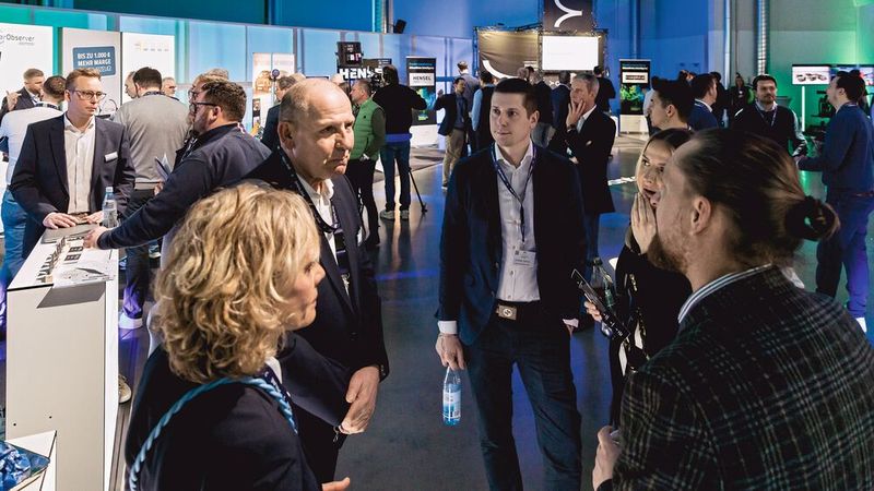 Fünf Unternehmen präsentierten sich bei der Sonderausstellung Künstliche Intelligenz beim Deutschen Remarketing Kongress 2025. Die Besucher waren neugierig auf die Anwendungen.(Bild:  Stefan Bausewein)