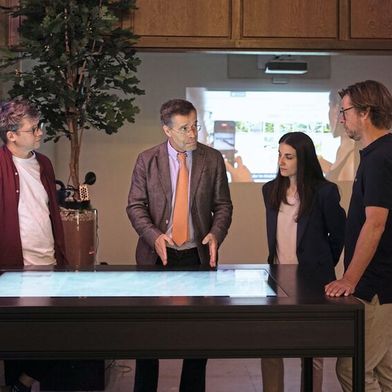 Benjamin Seibel (v. l. ), Marco Lopriore, Lucrezia Tombelli und Ingo Hinterding bei der Vorstellung von BärGPT im CityLAB Berlin. Lopriore und Tombelli aus dem EIPA-Team erhalten bei ihrem Besuch Einblicke in die Entstehung und Entwicklung des KI-Assistenten. (Bild: © CityLAB Berlin)