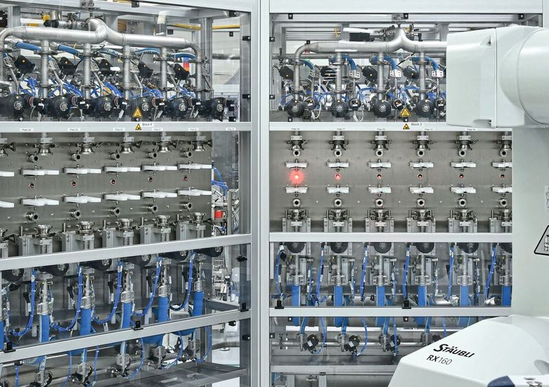 Die Dialysefilter werden im Dreischichtbetrieb rund um die Uhr in einem automatischen Prüfstand unter Reinraumbedingungen getestet.  (Bild: Bürkert Fluid Control Systems)