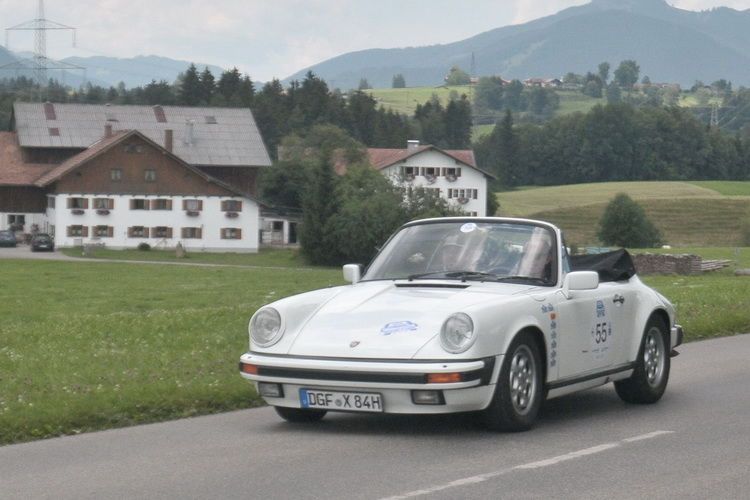 Nicht der Dienstwagen: Das »kb«-Team im Porsche 911 Carrera (Baujahr 1984). (Bild: Zietz)