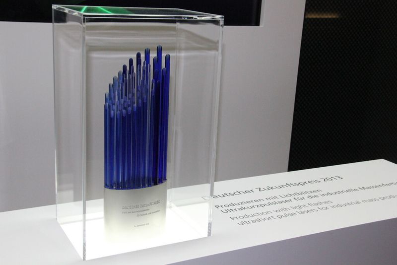 Jüngste Krönung im Lasergeschehen: Der aus feinen Glasstäben gerfertigte Deutsche Zukunftspreis 2013, dessen Verleihung eine Trumpf-Delegation auch in die Villa Hammerschmidt geführt. (Bild: Königsreuther)