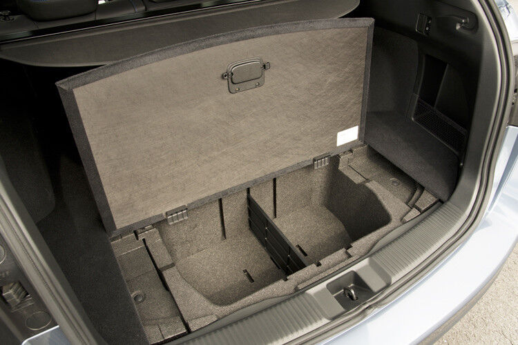 Praktisches Detail: Im Untergrund des Gepäckabteils verbergen sich zwei extra Ladekammern (Foto: Subaru)