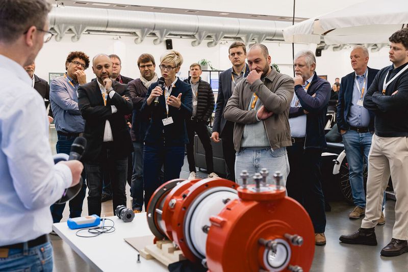 Die Teilnehmer sind sehr interessiert und teilen praktische Erfahrungen aus ihrem Berufsalltag. (Bild: Stefan Bausewein)