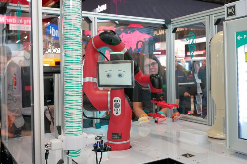 Ist das die Eisdiele der Zukunft? Beim Stand von ITQ konnten sich Besucher ein Eis bestellen. Zubereitet und serviert wurde es von einem Roboter.  (Bild: Sandro Kipar/VCG)