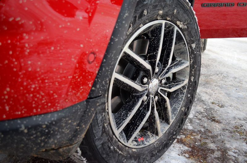 Der Jeep steht auf zweifarbigem, neu gestalteten Leichtmetall. (Rehberg / »kfz-betrieb«)