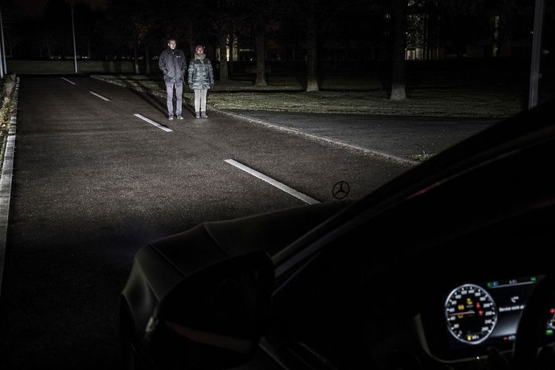 Die Köpfe von Fußgängern können vom Lichtstrahl ausgespart werden, um so deren Blendung zu vermeiden. (Daimler)