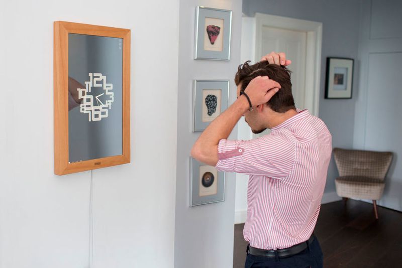 Dirror ist ein digitaler Spiegel, der sich mit Hilfe eines Farbdisplays, Touchscreens und Sprachsteuerung bedienen lässt. (Macheete)