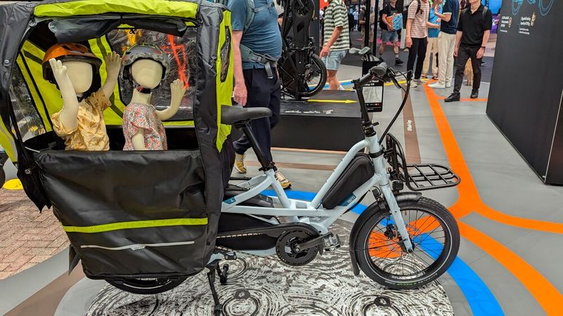 Vorbei die Zeiten, als man kleine Kinder in einen engen Sitz am Lenker oder dem Gepäckträger stopfte. Heute passen gleich derer zwei bequem auf ein entsprechendes Family-Bike. (Bild: Dominsky – VCG)