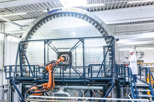 Auf der weltgrößten Radialflechtanlage fertigt Thyssen-Krupp Carbon Components die Felgenbetten für seine CFK-Räder.(Bild:  TKCC)