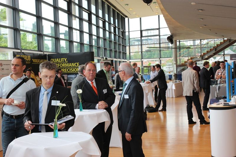 Dieter Teufel, Präsident der IHK Schwarzwald-Baar-Heuberg (3.v.li.), im Gespräch mit Ingo Hell, dem Vorsitzenden der Gemeinnützigen Vereinigung der Drehteilehersteller (GVD). (Reinhardt)
